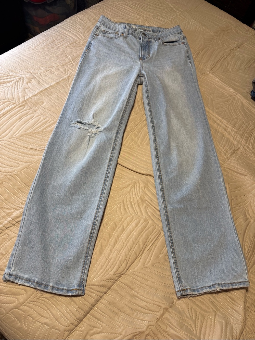 No Boundaries Light Wash Straight-Leg Jeans with Knee Rip